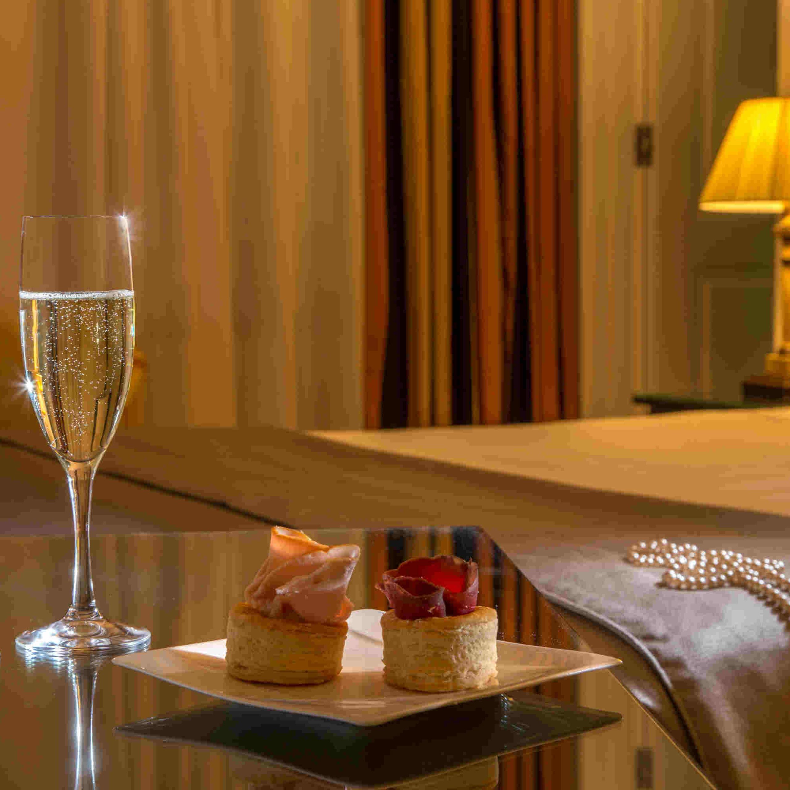 hotel-monte-cenci-romantic-deluxe-room